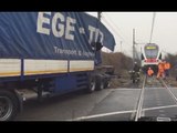 Ternate (VA) - Camion incastrato tra i binari si scontra con treno (16.12.16)