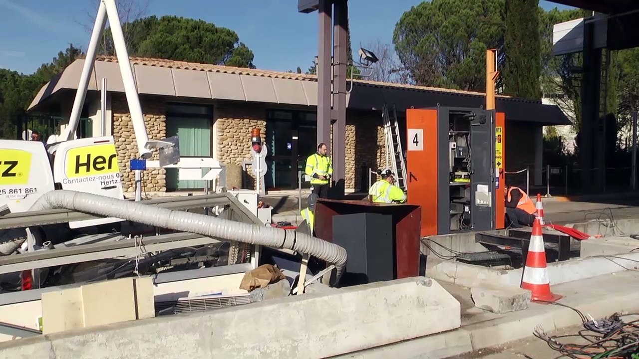 Alpes-de-Haute-Provence : Un camion s'est encastré dans le péage de Peyruis