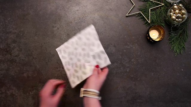 Pliage de serviette : une pochette à couverts