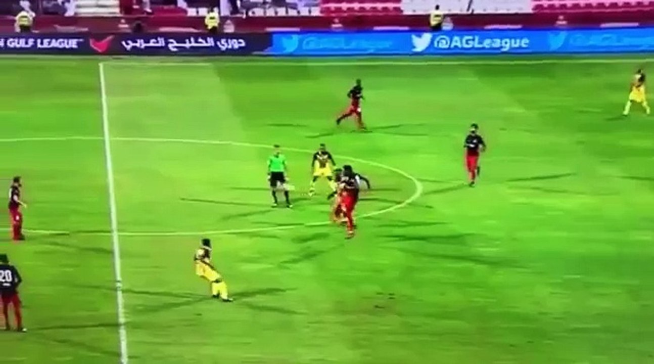 Everton Ribeiro funny red card - Ahli Dubai vs Ittihad Kalba 2016