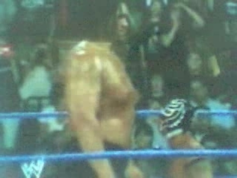 mysterio win finlay + bat et mysterio attack khali