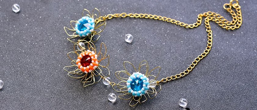 Vidéo 80 (P) Comment faire un collier réalisé en perles et fil métallique