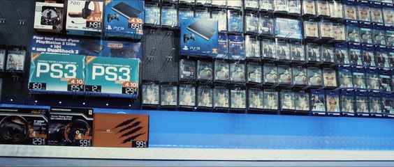 Hideo Kojima infiltrates Micromania