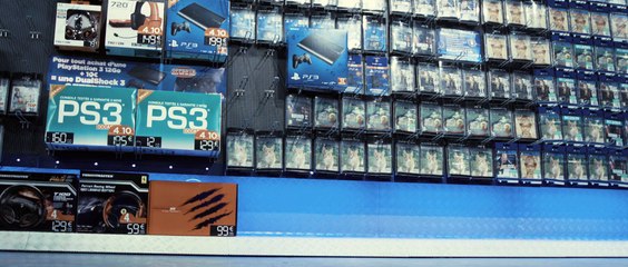 Hideo Kojima infiltrates Micromania