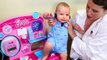 BABY DOCTOR Pet Vet? Dr Sandra McStuffins Check Up on Baby Adam + Dog Groomer Playset DisneyCarToys