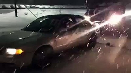 Il tire un camion avec son audi... Puissant le gars