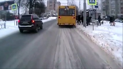 Ce gamin va etre sauvé par sa chute et echapper à la mort... Bon Karma le jeune