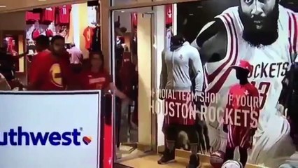 Télécharger la video: Il se fait choper au match des Houston Rockets avec sa maîtresse... Un beau Flag Télévisé