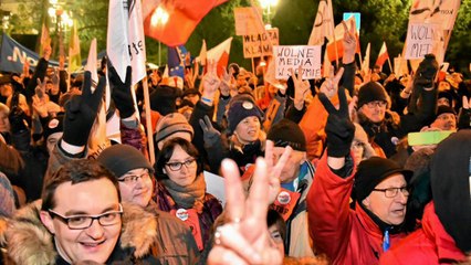 Ένταση εντός και εκτός κοινοβουλίου στη Βαρσοβία