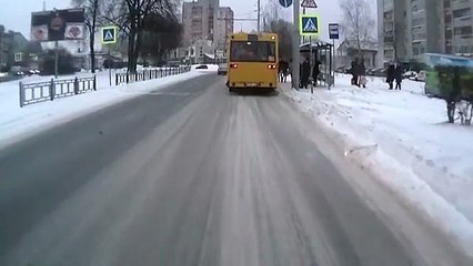 Cet enfant a eu beaucoup de chance de glisser avant de traverser la route