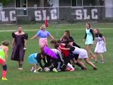 Quand des filles font un match de rugby… en robe de soirée !