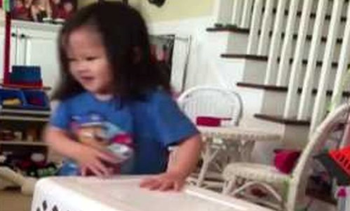Une petite fille a la meilleure technique pour attraper son petit frère !
