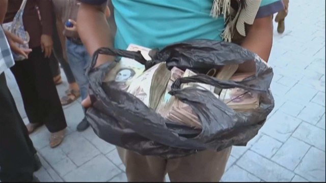 Desperate Venezuelans loot food lorries as economic woes deepen