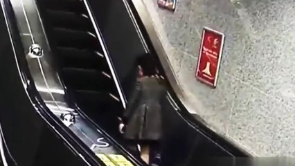 Une asiatique en talons aiguilles qui monte les escalators !