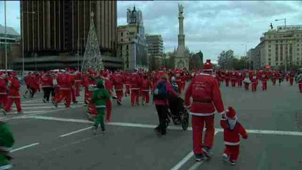 Miles de Papás Noel tiñen de rojo las calles de Madrid