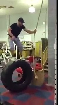 Insolite : un homme s'entraîne à travers des ateliers et ne touche pas du tout la terre !