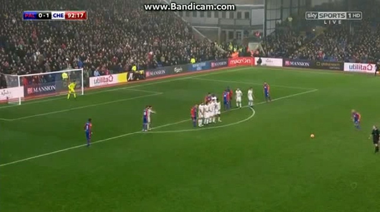 Andros Townsend takes a direct free kick, but the shot goes wide - Crystal Palace 0 - 1 Chelsea 17.12.2016