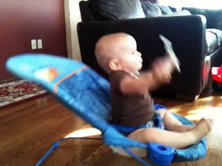 Son bébé fait quelque chose de très étrange et elle ne peut s'empêcher de filmer la scène.