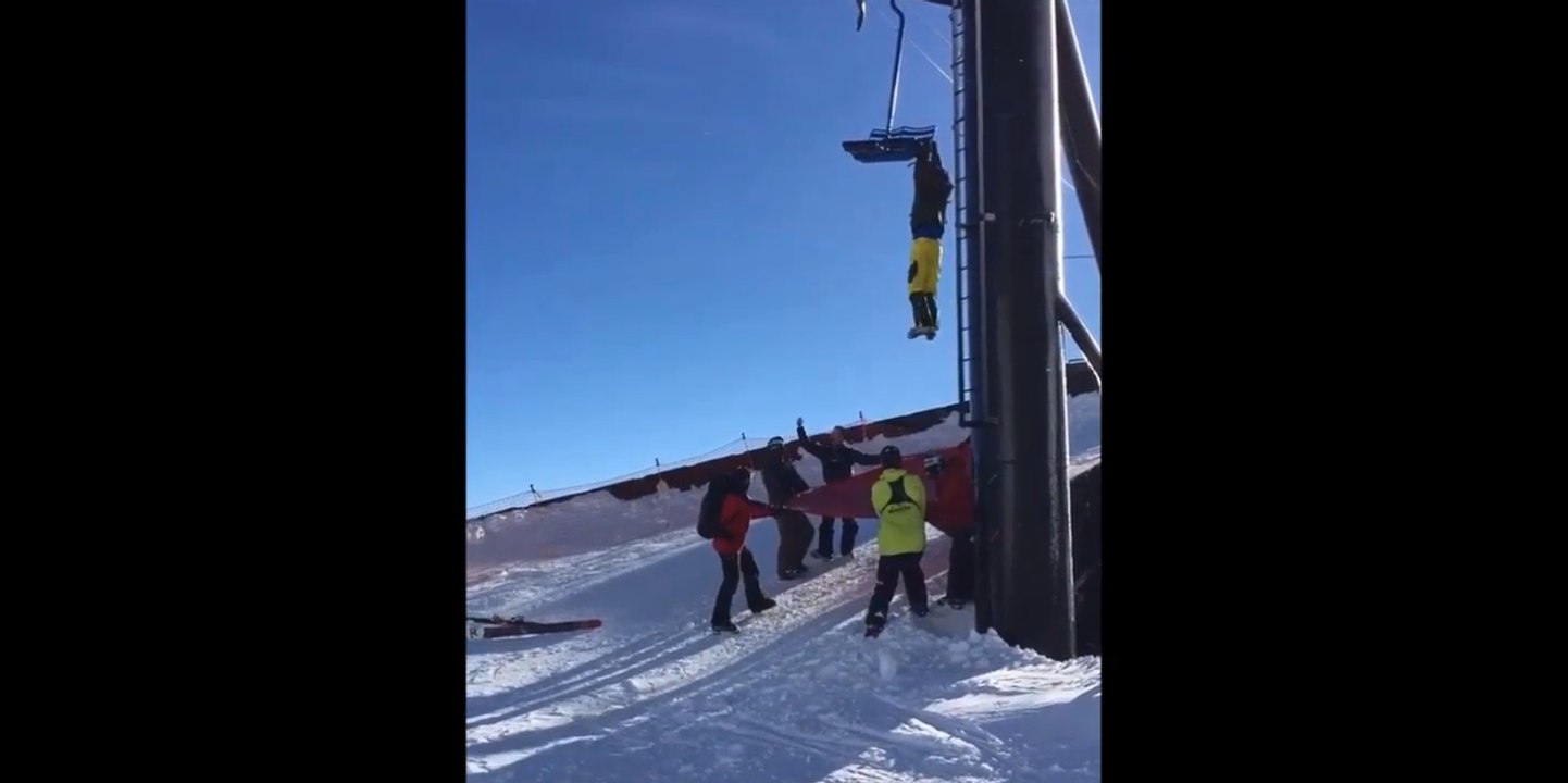 Un homme est coincé sur un tire-fesse au ski.