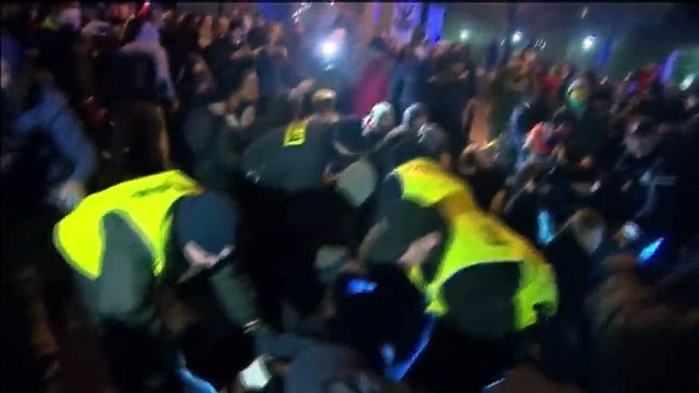 Pologne : des opposants au gouvernement bloquent l'entrée du Parlement