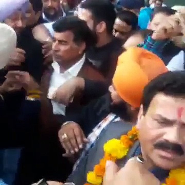 ਕਾਂਗਰਸ ਦੀਆ ਟਿਕਟਾਂ ਦੇ ਐਲਾਨ ਤੋਂ ਬਾਅਦ ਕੈਪਟਨ ਅਮਰਿੰਦਰ ਤੇ ਪ੍ਰਤਾਪ ਬਾਜਵਾ ਅੰਮ੍ਰਿਤਸਰ ਹਵਾਈ ਅੱਡੇ ਤੇ ਸ਼ਾਨਦਾਰ ਸਵਾਗਤ