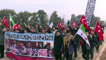 الاف يتظاهرون على الحدود التركية احتجاجا على حصار حلب