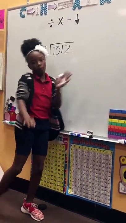 Une enseignante incite ses élèves à chanter et danser pour résoudre un calcul