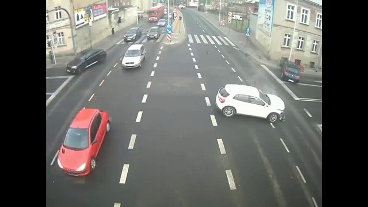 Un poteau sauve la vie d'une piétonne !