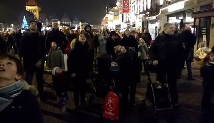 Tournai: le Père Noël descend le Beffroi en rappel