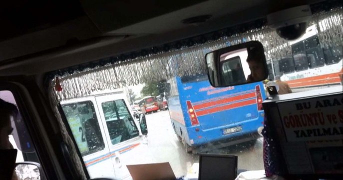 Cep telefonuyla konuşan şoför, yolcuların canını hiçe saydı