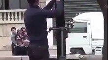 les terroristes à Alep utilisent les enfants pres de leur tires vers l'armée syrienne pour que l'as répond sur place.