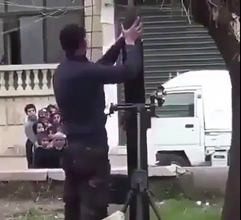 les terroristes à Alep utilisent les enfants pres de leur tires vers l'armée syrienne pour que l'as répond sur place.