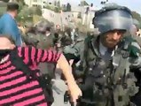 les soldats du Tsahal maltraite une jeune journaliste ... désolé ce n'est pas Alep .جنةد الاحتلال يعتدون على صحفية في فلسطين. طبعا صمت دولي لانها ليست من حلب .