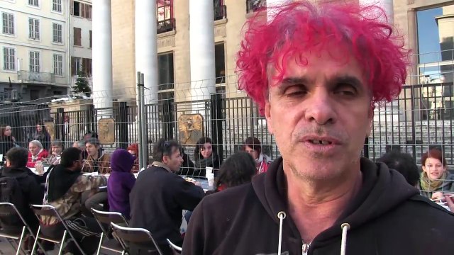 Checkpoint banquet sur le parvis de l'Opéra de Marseille