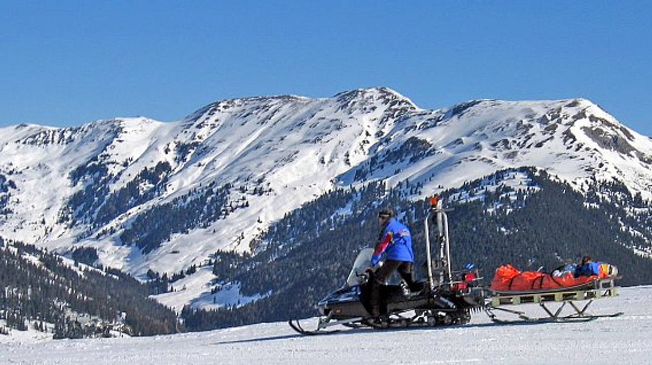 Schwer verletzt: Skifahrer kollidiert mit Pistenfahrzeug