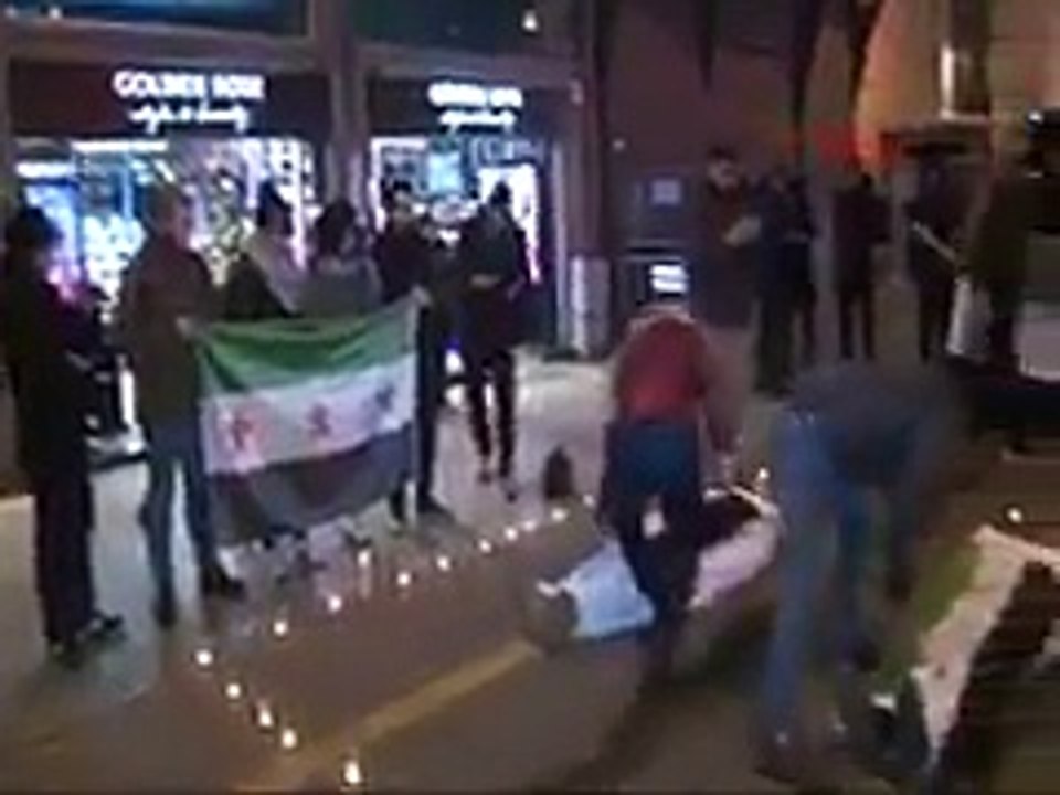 İstanbul Beyoğlun'daki Rusya Başkonsolosluğunun Önünde Toplanan Grup Halep İcin Kefen ve ÖSO Bayraklarıyla Eylem Yaptı