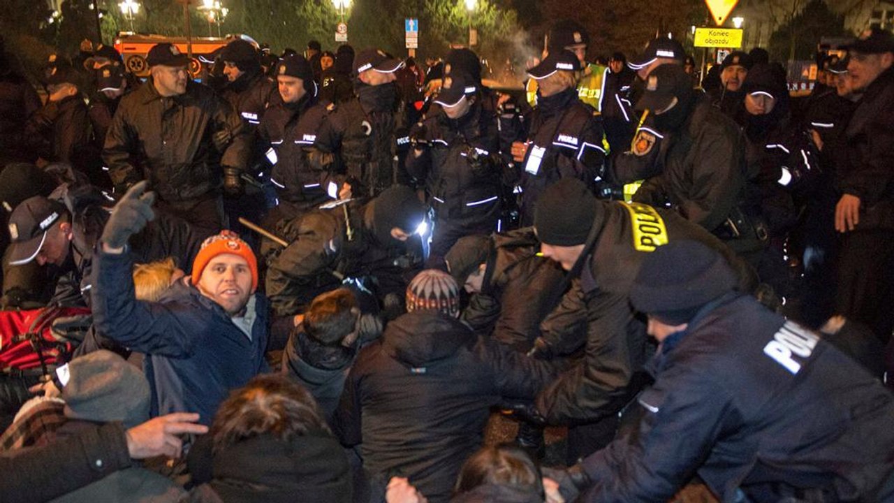 Cientos de polacos protestan en Varsovia contra las restricciones a medios de comunicación