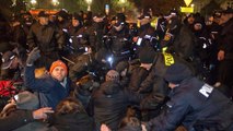 تحصن نمایندگان پارلمان لهستان در اعتراض به «محدودکردن» رسانه ها توسط دولت