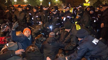 Poland protests: crowds and opposition renew calls for press freedom in parliament