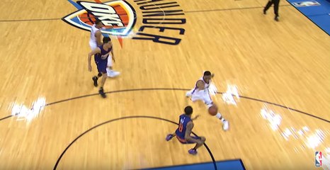 Russell Westbrook place un terrible crossover avant de servir Steven Adams