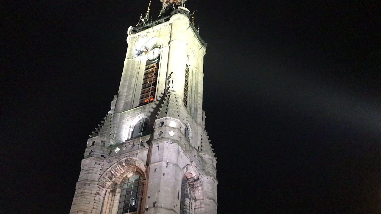 Le père Noël descend le Beffroi en rappel
