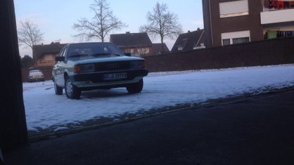Petite course sous 1979 Audi 80 B2