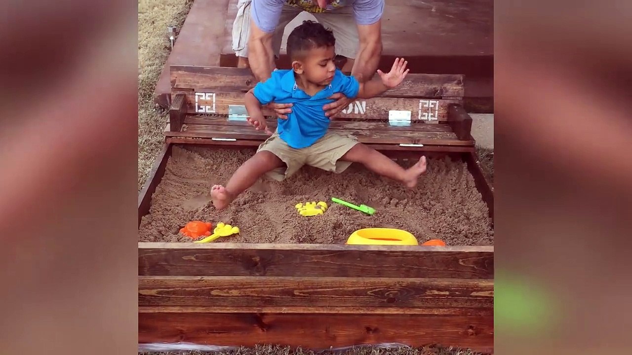 Ce gamin deteste les bacs à sable. Pas moyen d'y metttre un pied