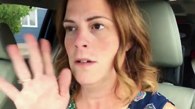 Elle trouve une souris dans sa voiture et lui sauve difficilement la vie :D