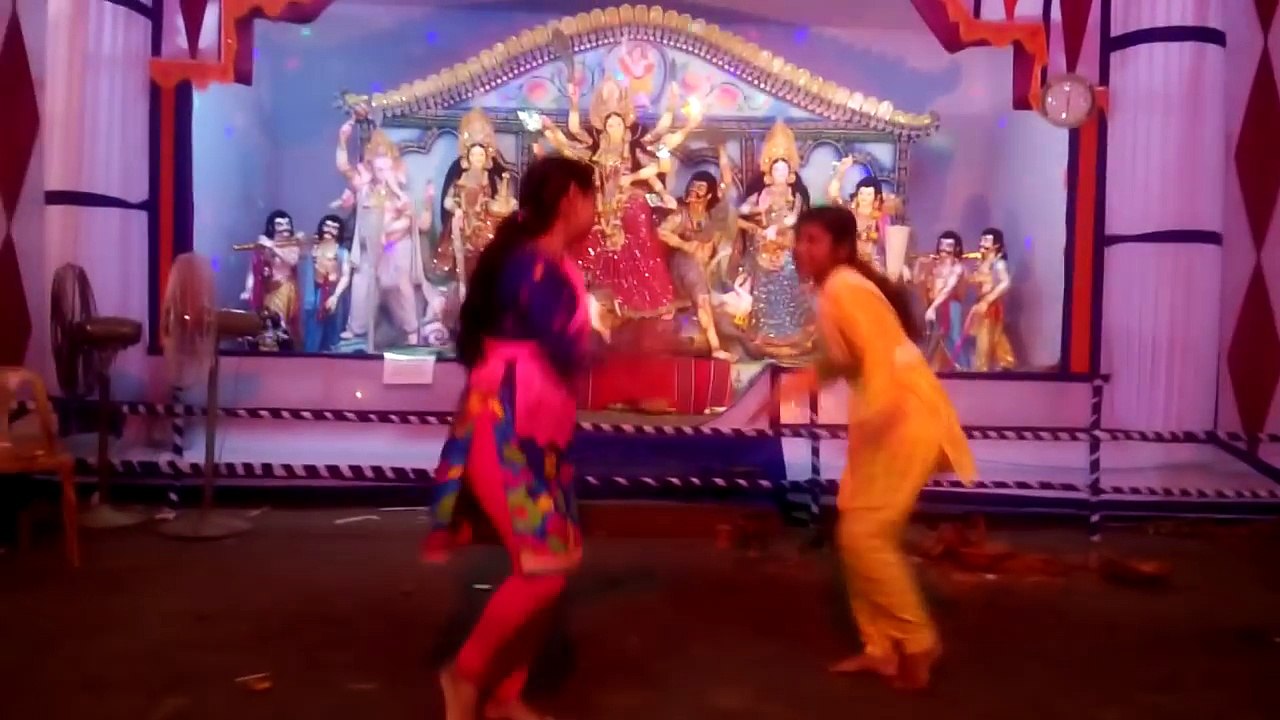 দুর্গা পূজার নাচ বাঙালি মেয়ে