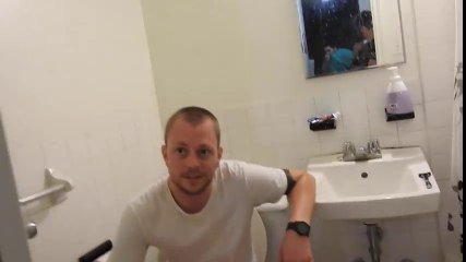 Un homme boit des laxatifs et se colle le cul