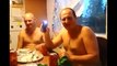 Deux Russes ivres s'amusent avec un taser.