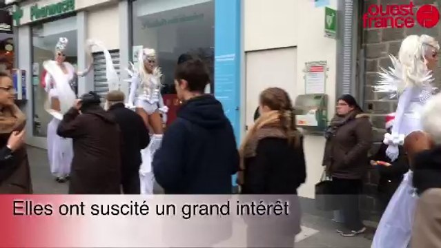 Trois gogos danseuses sur leurs échasses