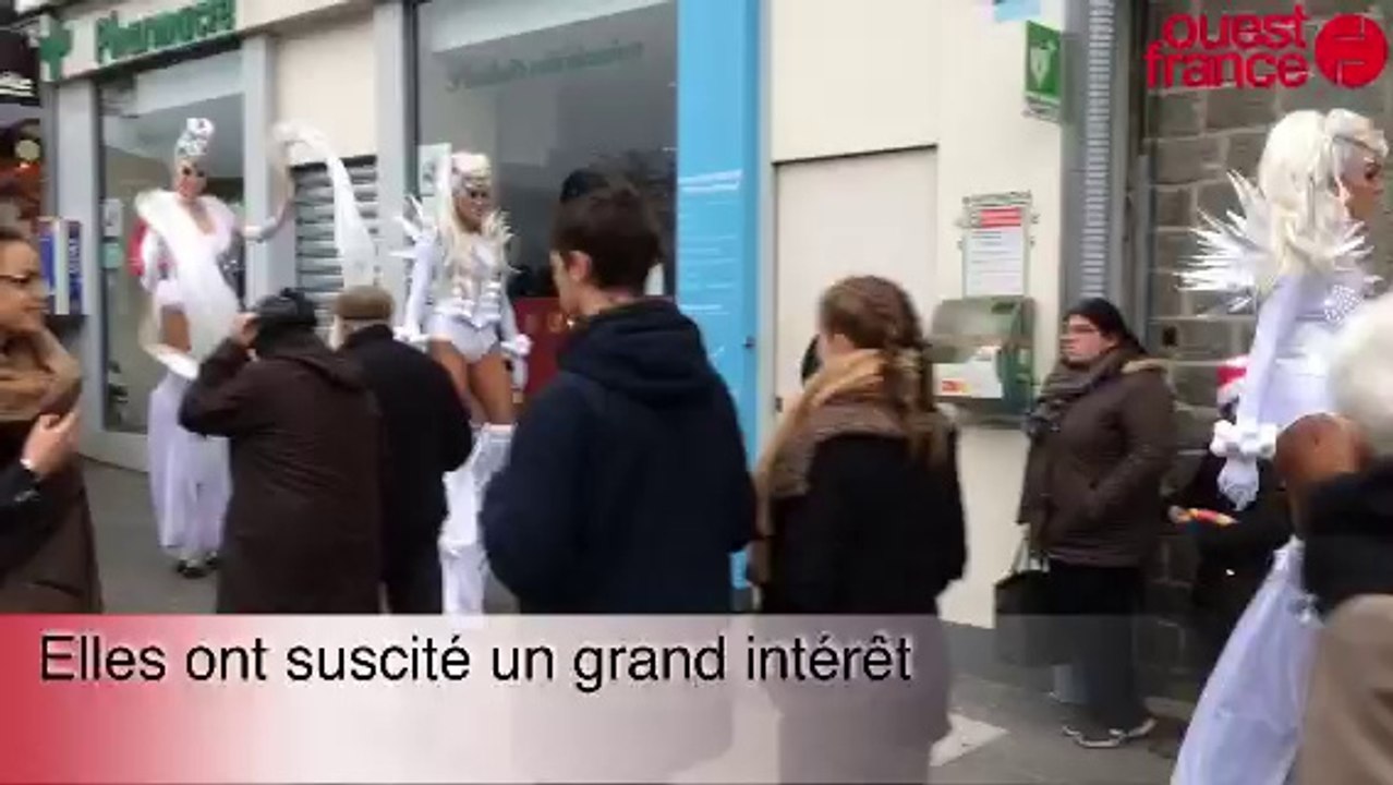 Trois gogos danseuses sur leurs échasses