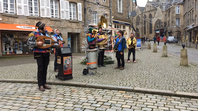 Animations de Noël: La fanfare Baraka place du centre